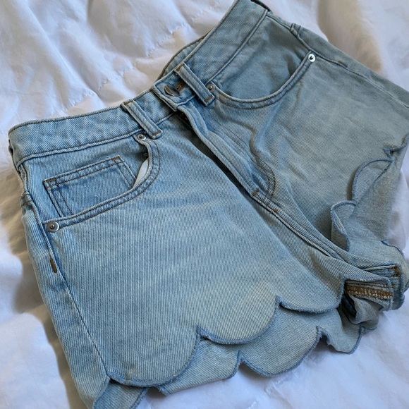 H&M Scalloped Denim Shorts Size 2 - Picture 2 of 6